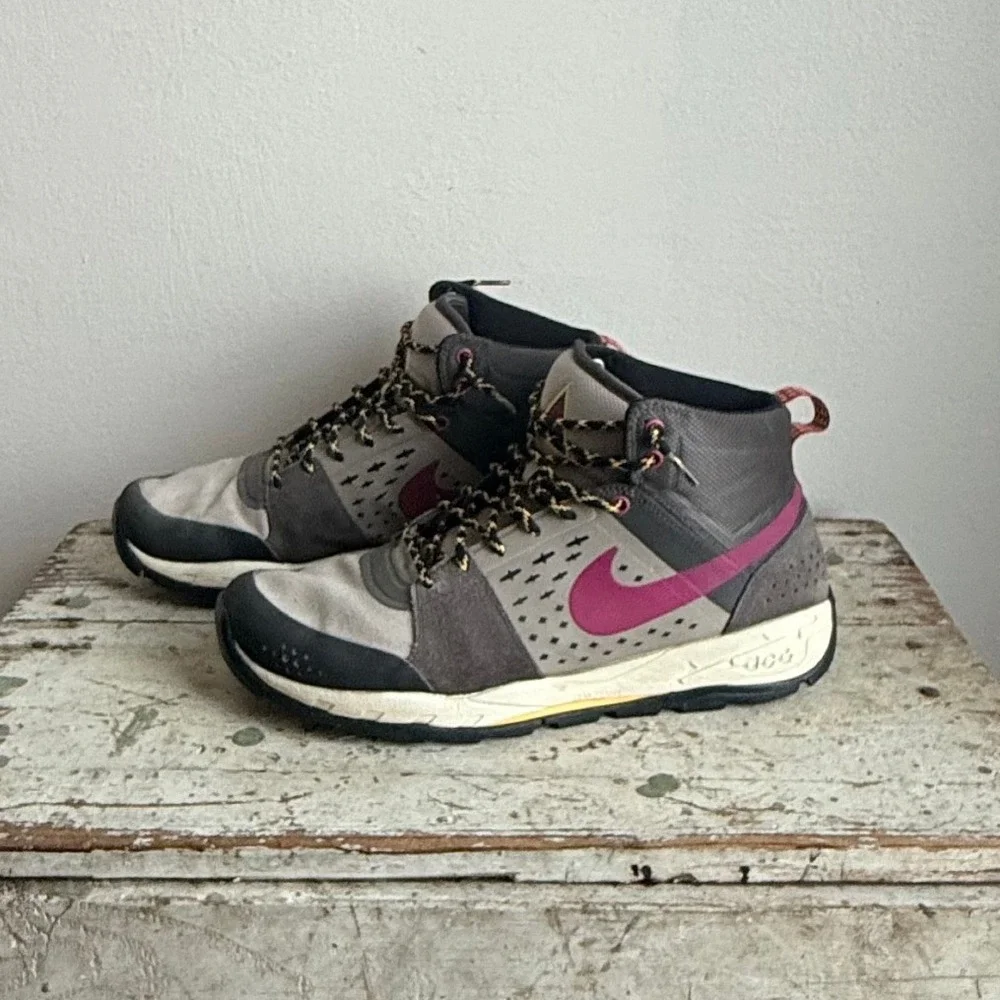 Rare Nike ACG Air Alder Mid Hiking Boots Grey Pink Brown 599660-060 Men's 11